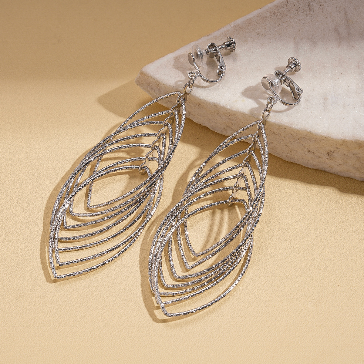 Europa y América sensación de metal geometría elíptica hueco cruzado sin agujeros de orejas abrazaderas de moda transfronterizas personalidad alta sensación pendientes