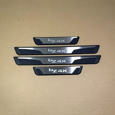 Dekorativ pedal başlıqları Hilux BZ4X ALTIS - bz4x-exterior-door-sill-strip-black-base-with-silver-color