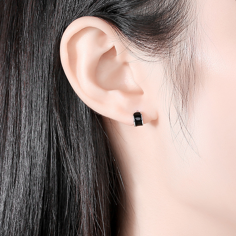 S925 plata esterlina semicírculo geométrico pendientes hombres y mujeres moda europea y americana estilo personalidad simple blanco y negro hebilla temperamento todo partido