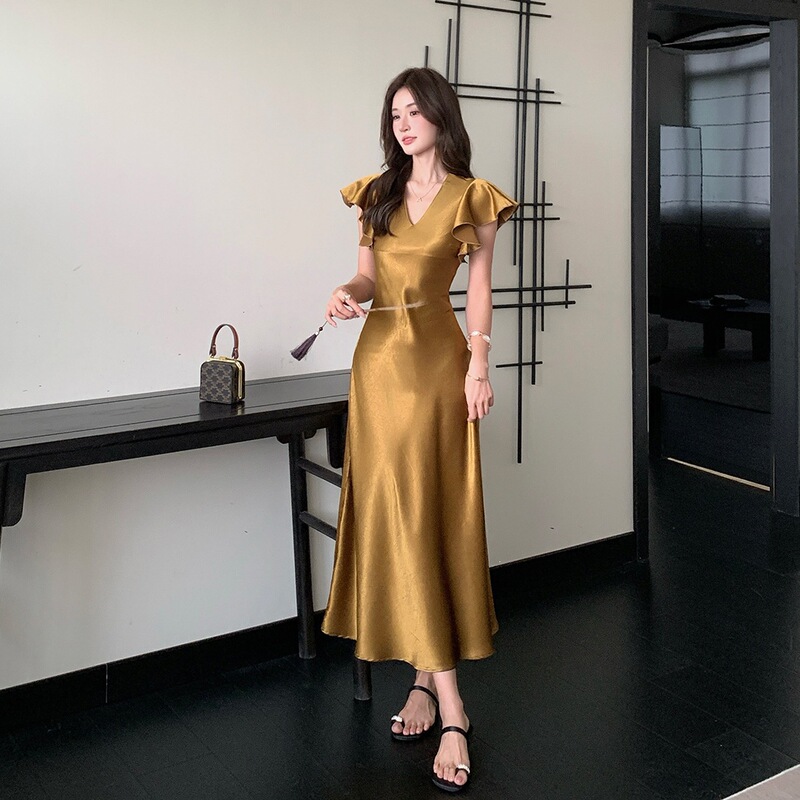 In-Stock High-Quality New Summer Dress with a Rich and Luxurious Feel, Featuring a Golden V-Neck and Ruffled Sleeves, Versatile and Elegant