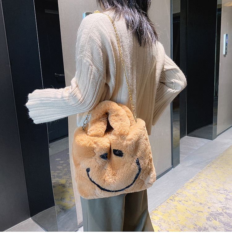 Plüsch Süßes Smiley-gesicht Große Kapazität Kette Frauen Tasche 2021 Neue Plüsch Mode Koreanische Version Ins Herbst Beutel Tasche display picture 15