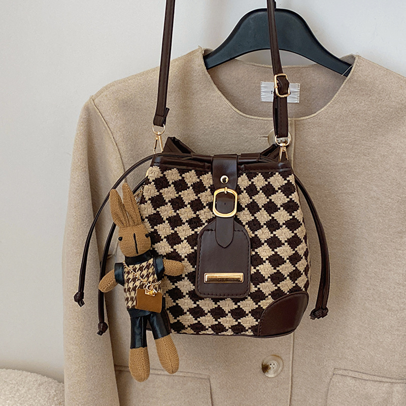 Bolso popular de este año para mujer 2023 Otoño e Invierno retro Rhombus bucket bag Fashion nicho diseño hombro Messenger Bag