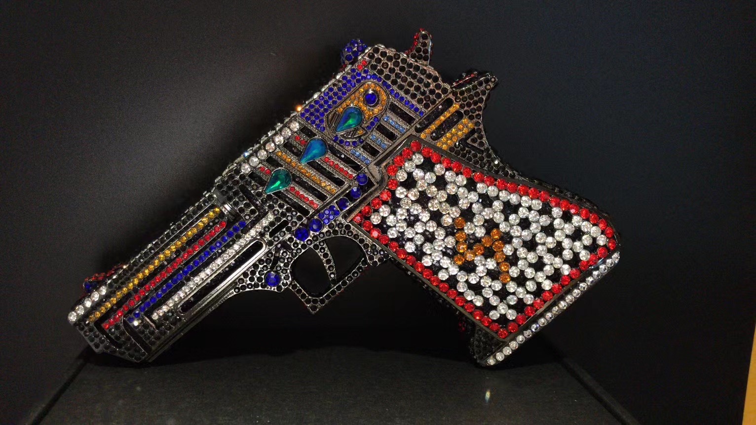 Seleccione estrictamente la nueva bolsa de cena con diamantes transfronterizos, bolsas de mano de diamantes en forma de pistola, bolsas de banquete europeas y estadounidenses, bolsas de diamantes llenas de personalidad
