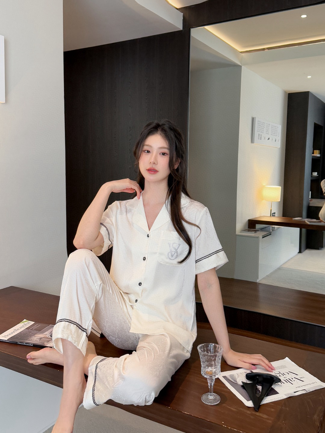 Short and long sleeve snake diamond v-female white