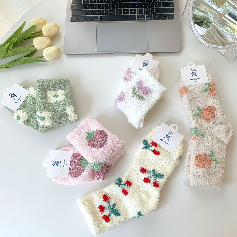 Calcetines de mujer otoño e invierno mediados de la pantorrilla 2022 calcetines de piso adulto interior espesado cálido terciopelo coral calcetines de dibujos animados