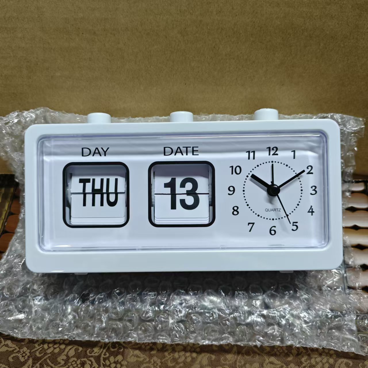 977白色有数字铝针正方形