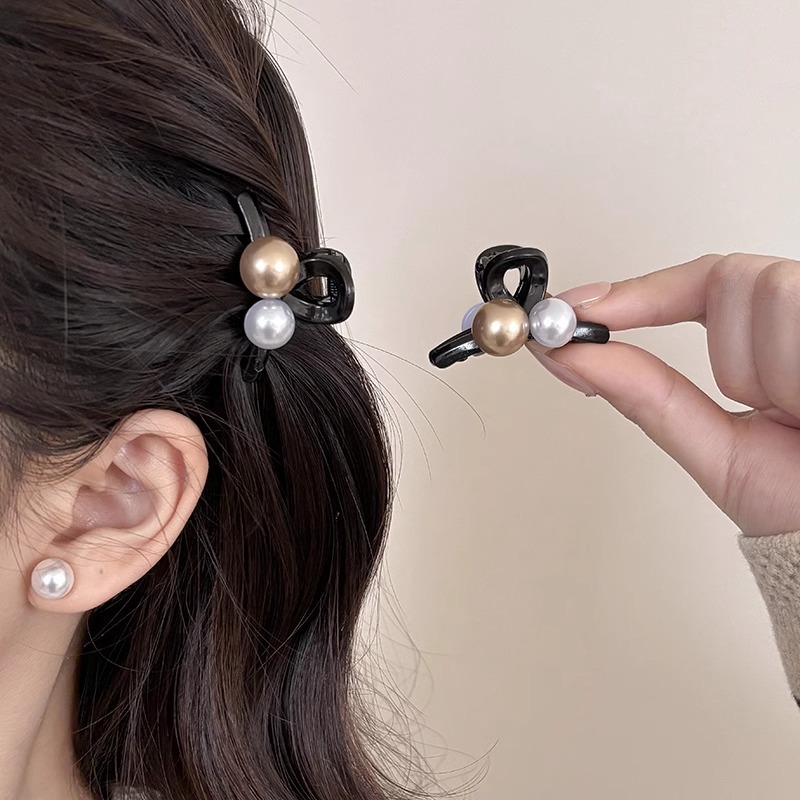 Temperamento de perlas de cabello de agarramiento de mitad de corbata de cabello de alta sensibilidad de la princesa frisa clips laterales trenzados mini clips de tiburón tocado