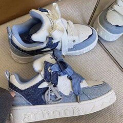 デニムはカジュアルな板靴をつなぎ合わせます。