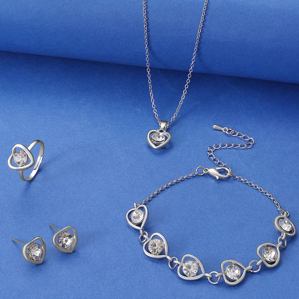 Venta caliente transfronteriza joyería en forma de corazón de cristal traje personalidad femenina temperamento corazón collar pendientes anillo pulsera conjunto de cuatro piezas