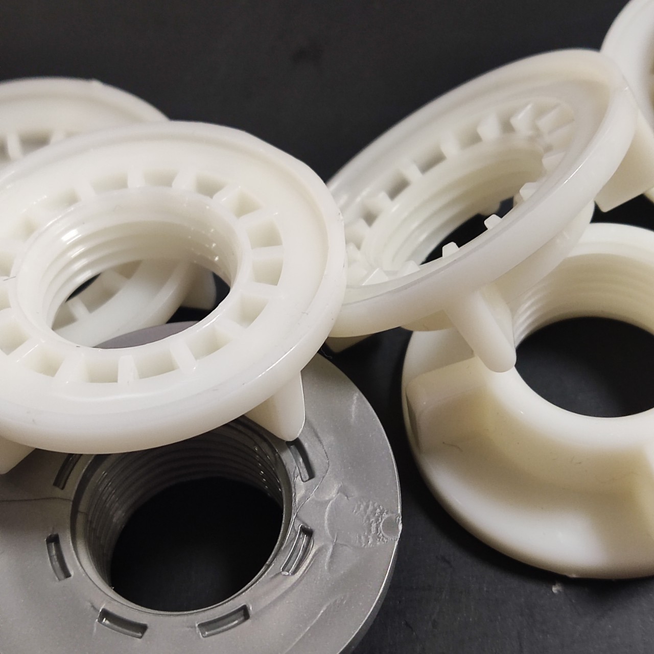 現品のプラスチックゴムはナットを厚くします。