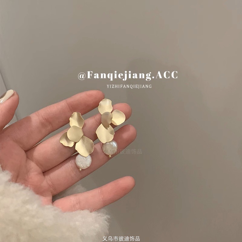 銀針樹脂フラワーライスビーズフラワークラスターイヤリング、小さくて新鮮で甘いイヤリング、ファッショナブルで多用途なデザインのニッチイヤリング|undefined