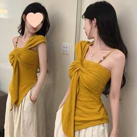 不规则斜肩黄色吊带背心女夏季泰式辣妹一字肩抹胸小上衣独特绝美