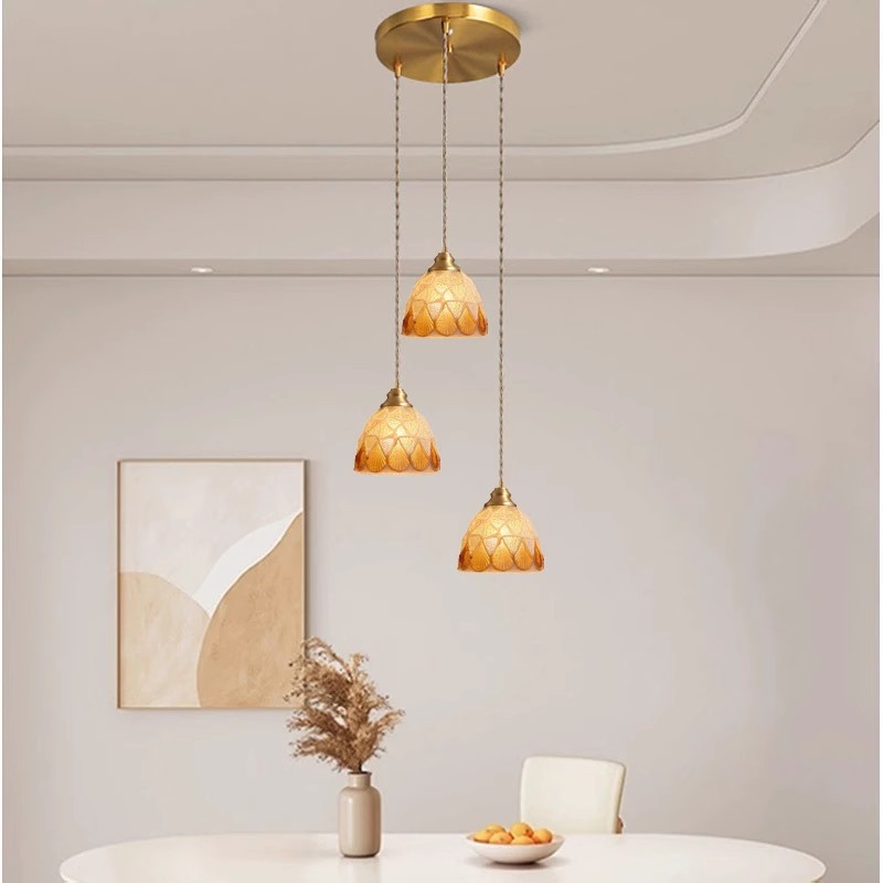 Francés estilo pastoral restaurante lámpara de tres cabezas de cobre retro dormitorio cabezal de cama barra de alojamiento simple lámpara de concha pequeña