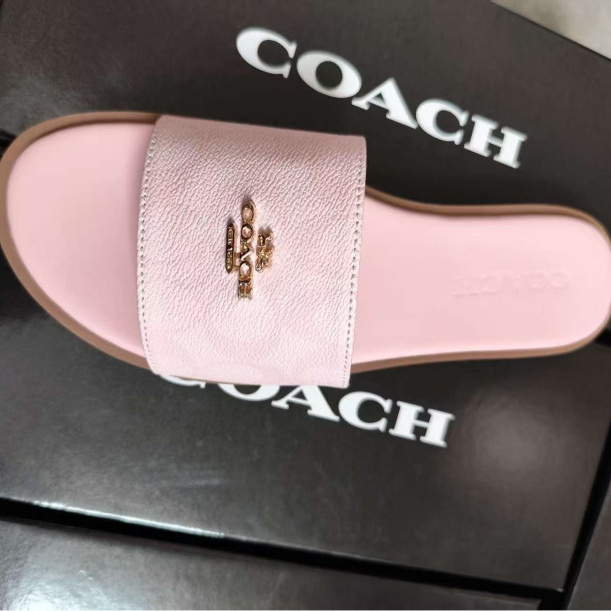 Sandalias Planas Destalonadas para Mujer con Detalle Metálico y Suela de Caucho Casual