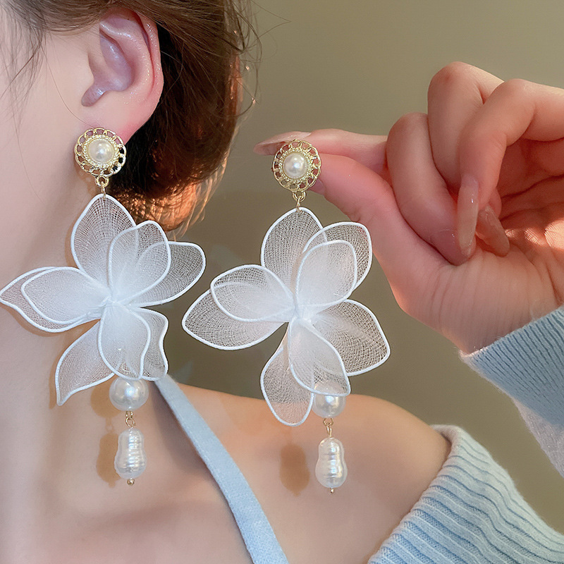 Pendientes de borla de flores de hilo de malla de perlas de aguja de plata Pendientes frescos y dulces de primavera y verano Pendientes de moda de deseo puro de súper hada al por mayor