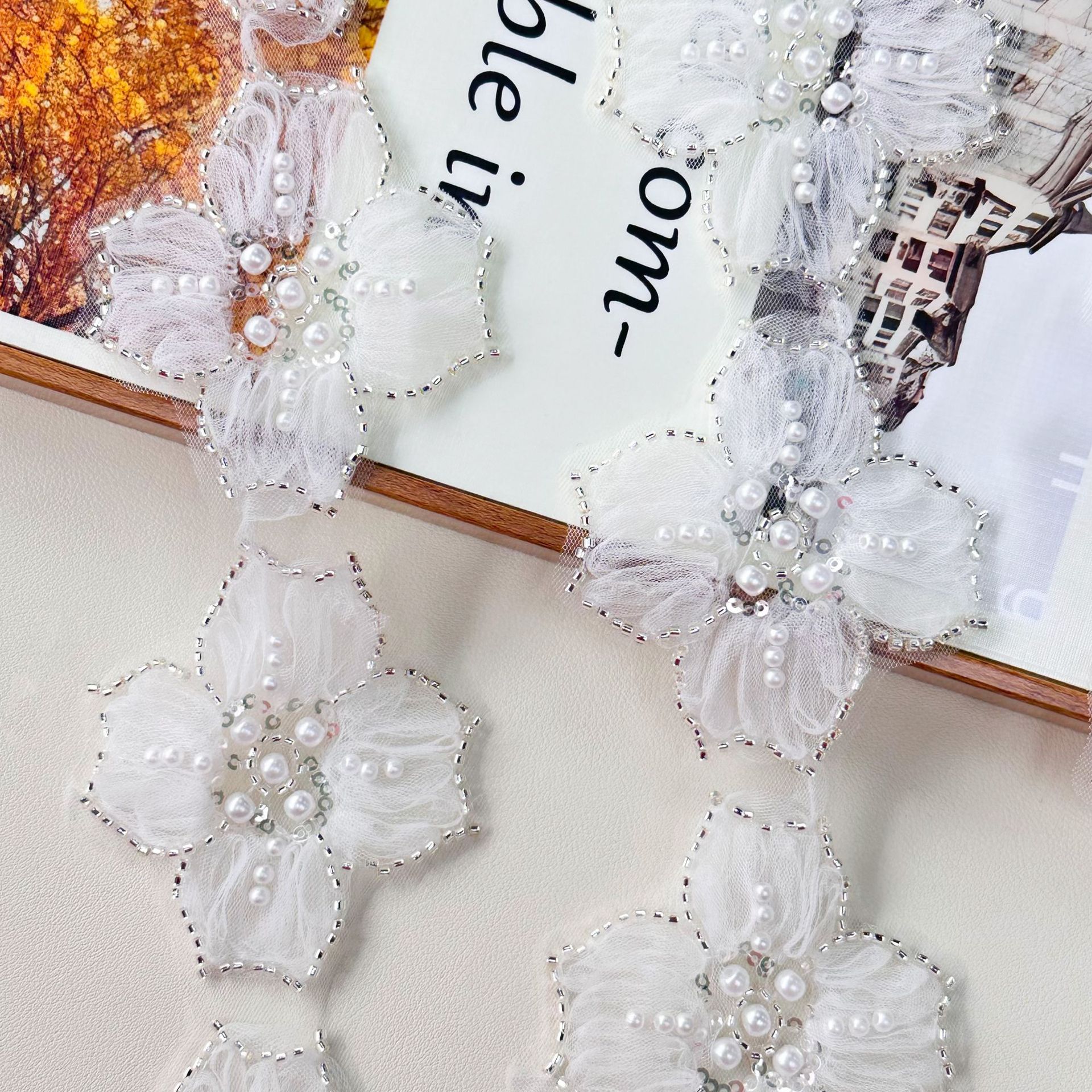 Blanca malla perlas flores encaje delicado vestido de boda elegante toque de cabello bolsos accesorios de decoración