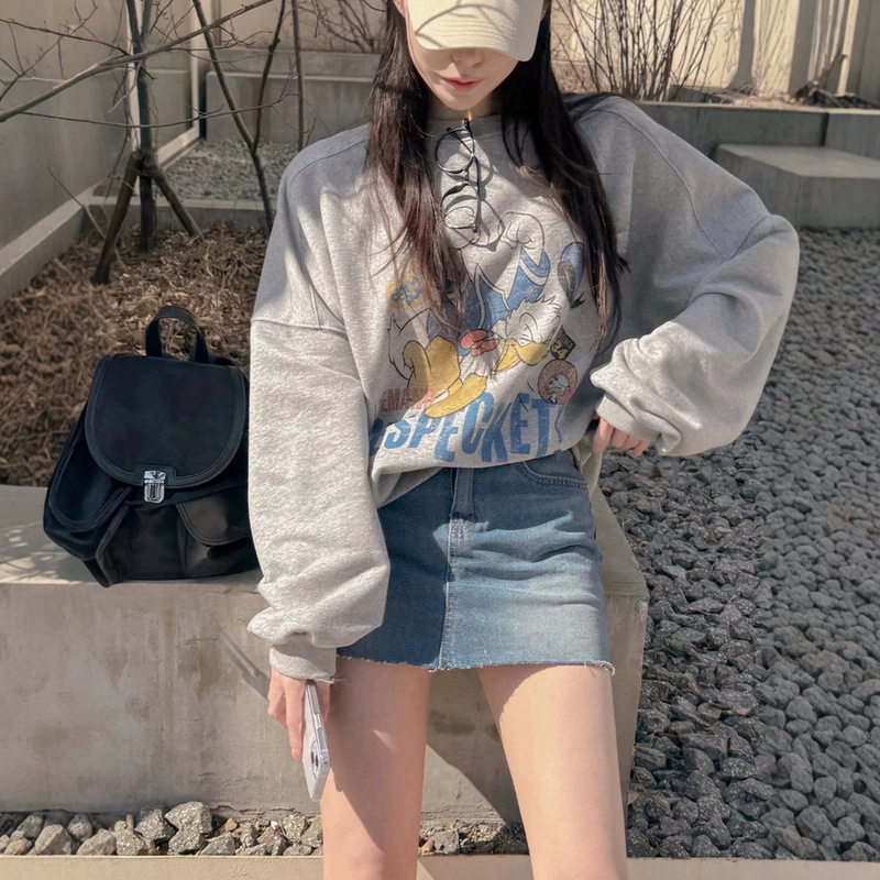 Currently available in Dongdaemun, South Korea, the same style as the 2026 early autumn maybins cartoon duck print loose-fitting fleece sweatshirt for women Currently available in Dongdaemun, South Korea, the same style as the 2026 early autumn maybins cartoon duck print loose-fitting fleece sweatshirt for women