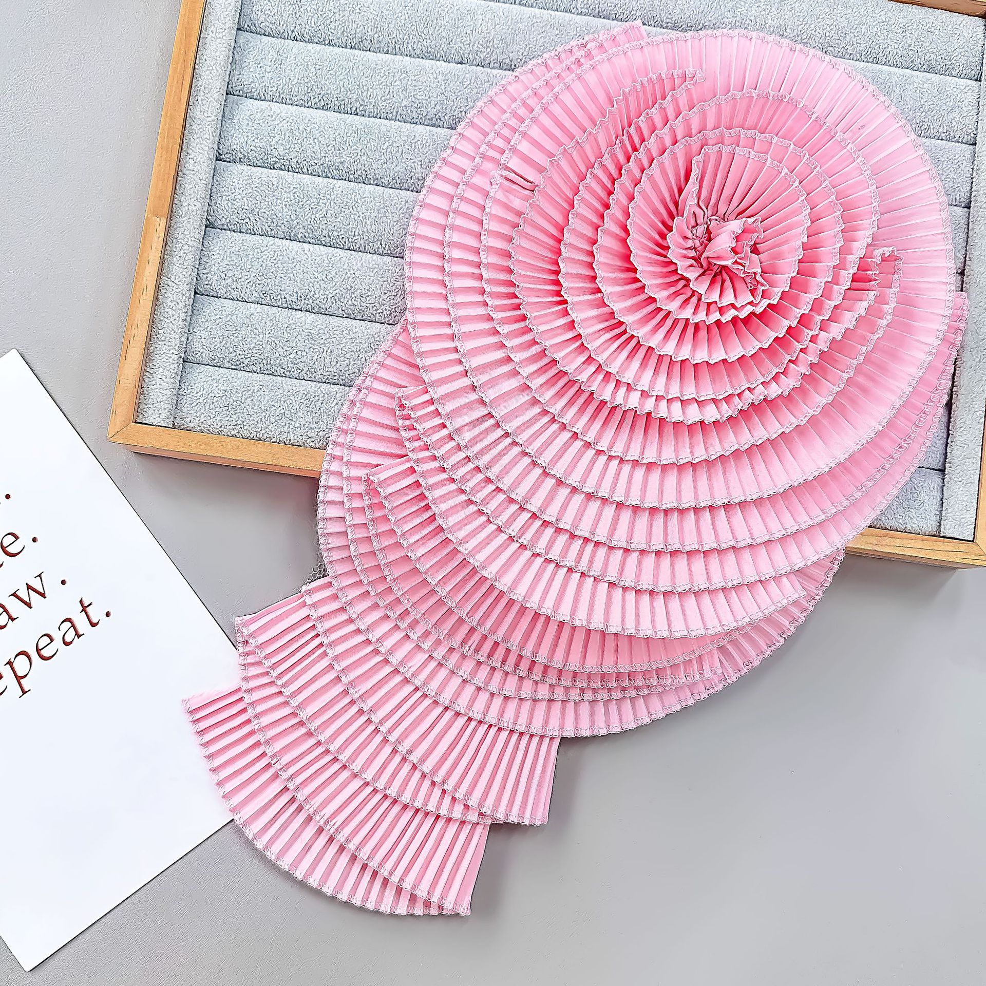 Nuevos adornos de flores grandes plisadas blancas para ropa y vestidos transfronterizos, parches de reparación DIY, accesorios de tela, venta directa de fábrica.
