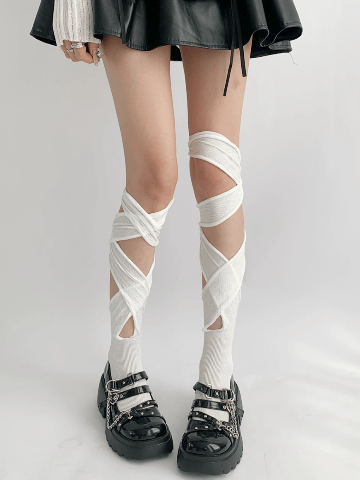 Новые 2024 белые носки с ремешками Летний тонкий персонализированный y2k горячая девушка кроссовер нерегулярные носки