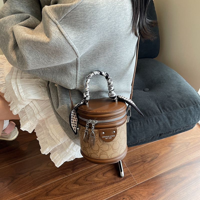 Bolsos de mujer transfronterizos Bolsos de moda Bolsos de cubo de ocio 2025 Bolsos de hombro de nueva tendencia Bolsos de mensajero de textura avanzada