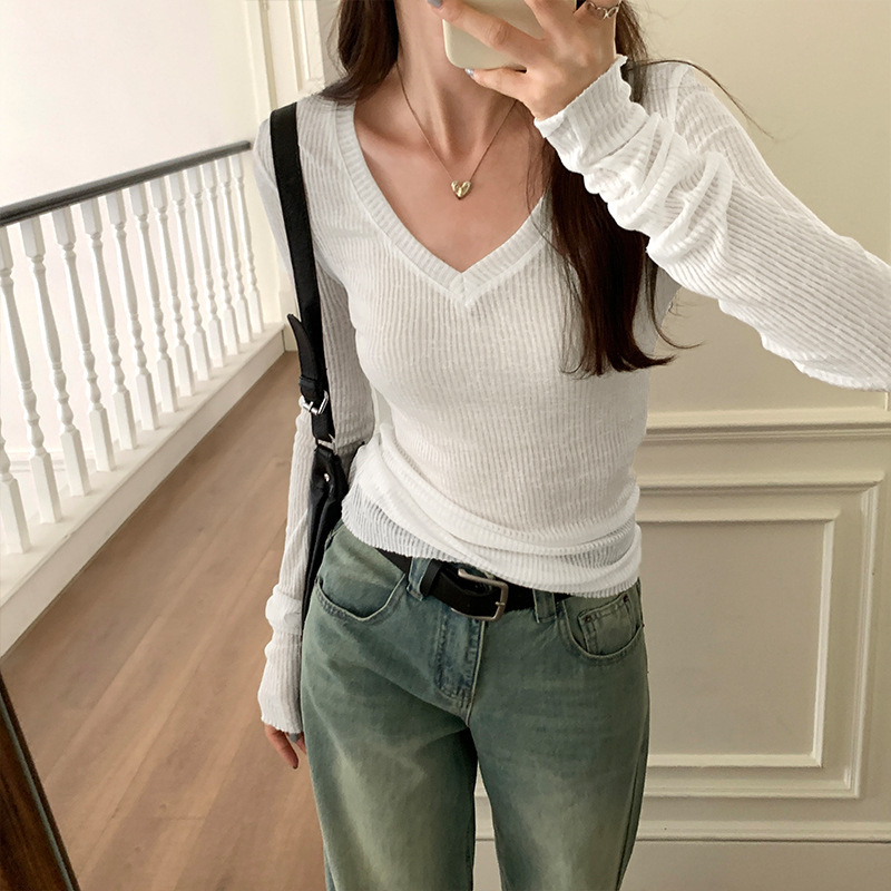 スリムギャルの薄いタイプの長袖のニットの女性の早秋の新型のデザイン感のvネックのtシャツを重ねて上着を着ます。|undefined