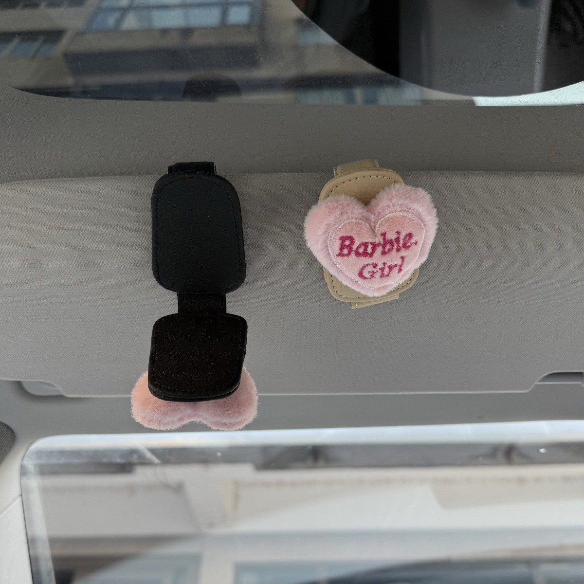 Barbie Heart-Shaped Car Glasses Holder, Car Sunglasses Clip, Sunglasses Storage, Sun Visor Glasses Placement Rack with Magnetic Attachment