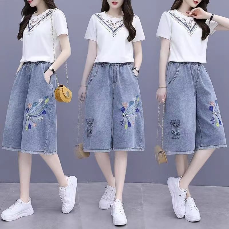 [Hot Selling in Store] Retro Embroidered Denim Cropped Pants for Women 2025 New Large Size High Waist Slimming Loose and Easiest for Match