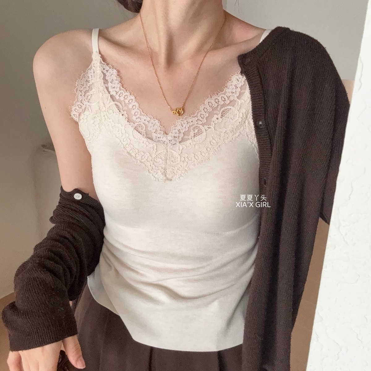 Original autumn/winter new lace V-neck camisole, warm inner layer, slimming effect, solid color, beautiful back design, with built-in chest pads, for women