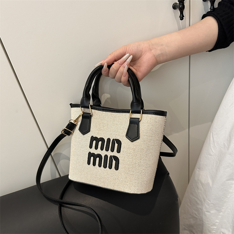 Bolso pequeño portátil de bambú de verano para mujer 2025 nuevo bolso de cubo de un solo hombro con patrón de costura tejido exquisito mensajero de salida