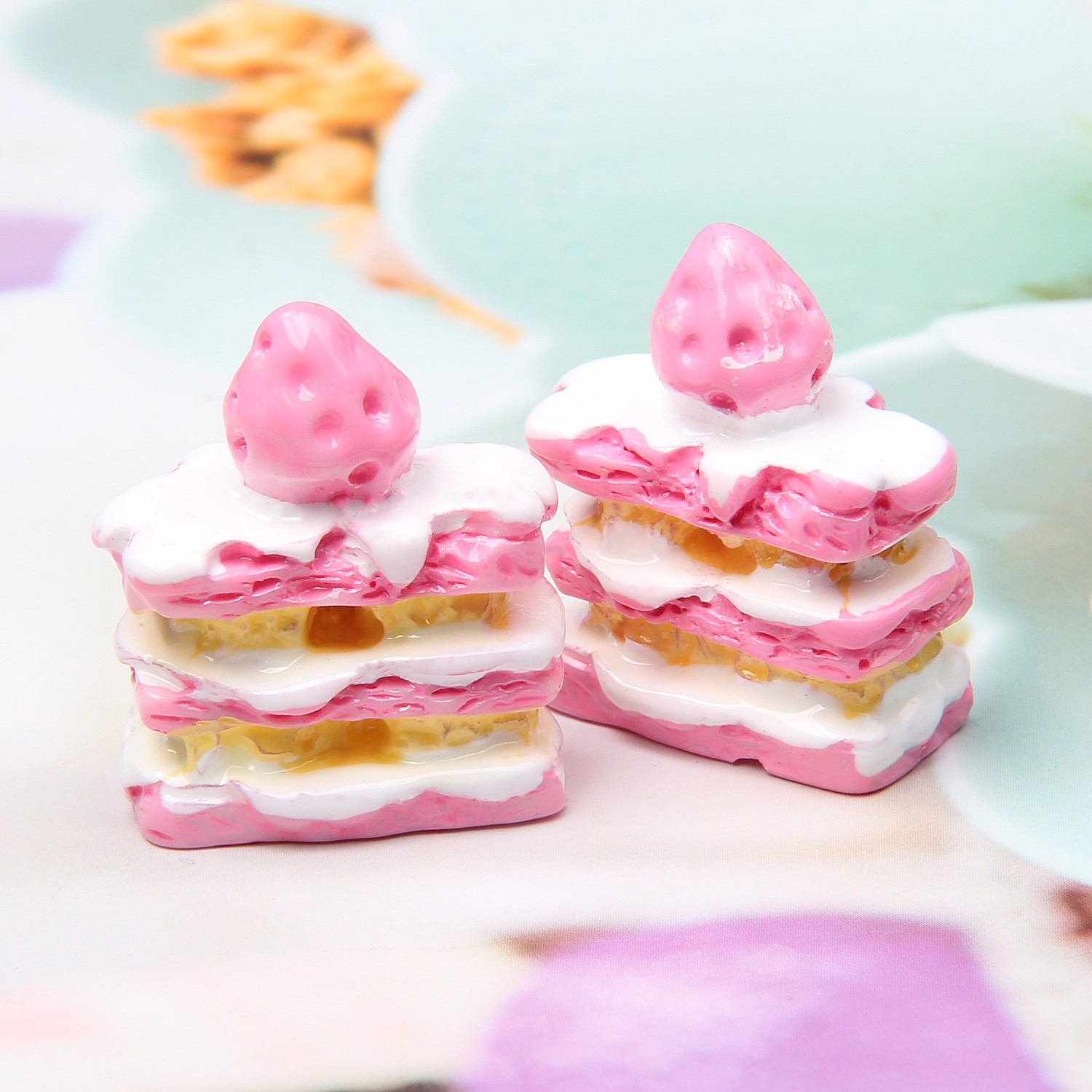 Resina Napoleón Strawberry Cake Food Play Wholesale Dessert House Adornos Food Play Diy Pendientes de gel de crema Accesorios