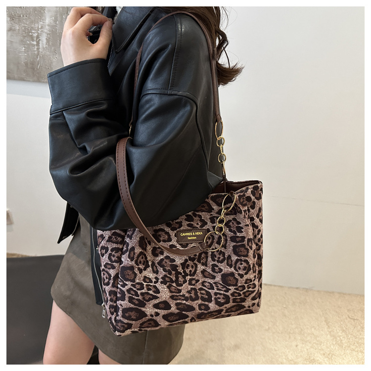 A new velvet leopard print single-shoulder bag and hand-held tote bag for women's casual commuting in autumn and winter 2024 undefined