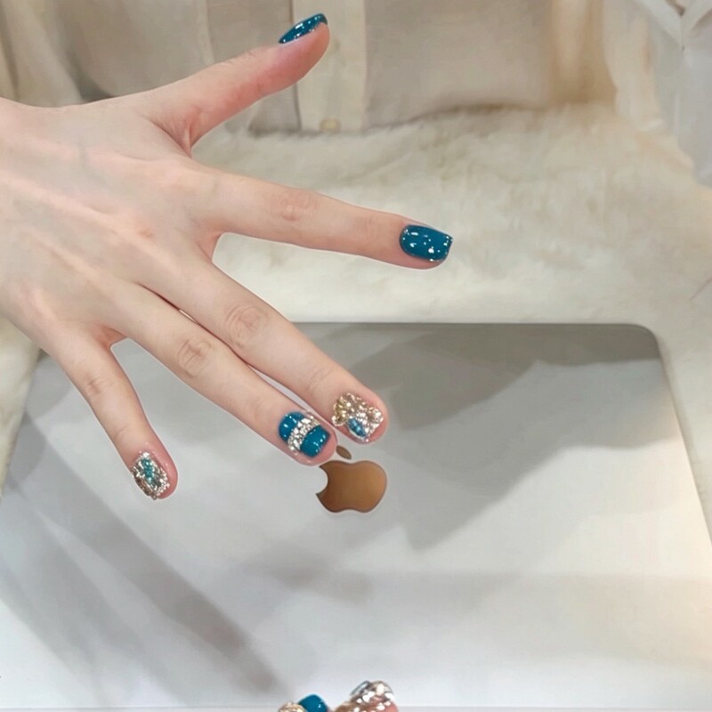 [Blue Diamond] Purely Handmade Wearable Nails with Blue Rhinestones, High-End Design, Light Luxury Style, High-End Feel, and Complexion-Enhancing Nail Pieces