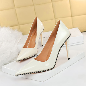 9611-2 in Europe and the sexy high patent leather with retro metal chain rivet shallow mouth pointed high-heeled shoes w