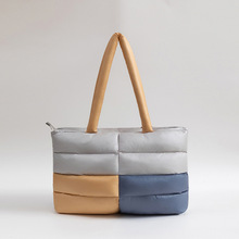 羽绒服手提包2025新款小众设计方格柔软充棉枕头包简约单肩腋下包