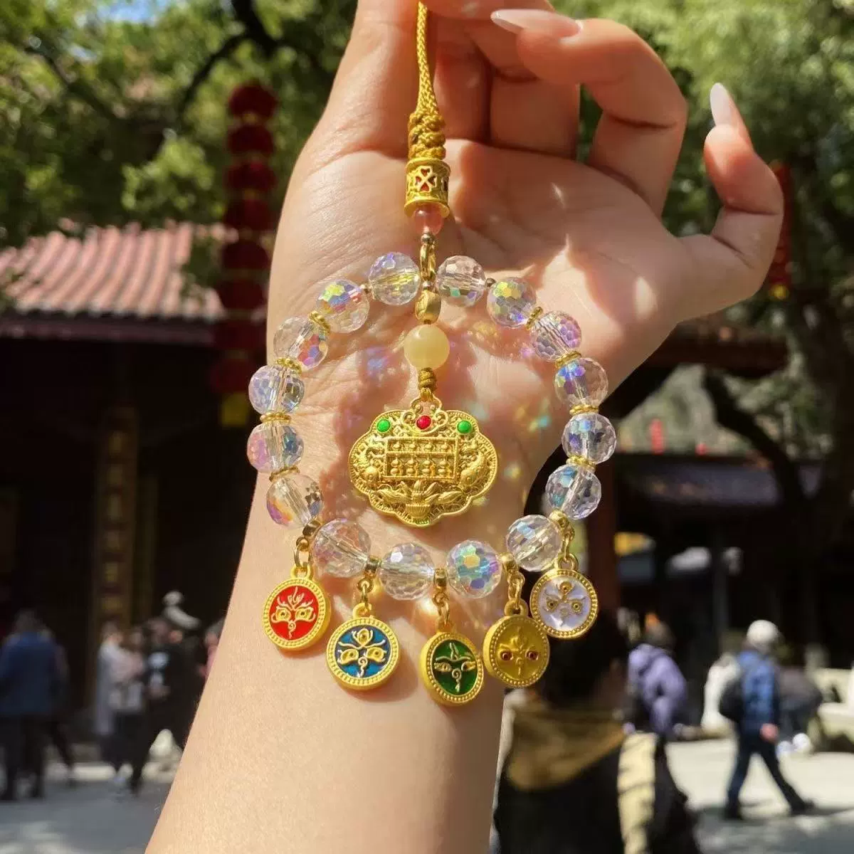 Ханчжоу Lingyin Five Road, красочный автомобиль, висящий на красочном хрустальном застекленном стекле