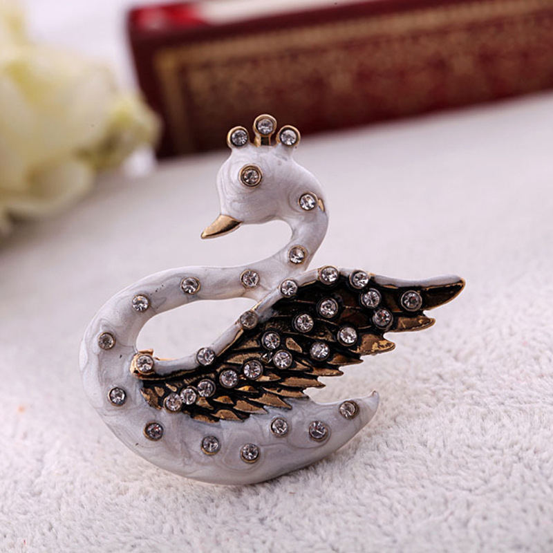 Creative Personality Little Swan Brooch Design Sense Net Red With The Same Chest Pin Wholesale display picture 3