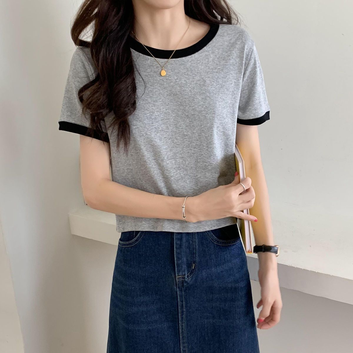 회색 탑 블랙 칼라