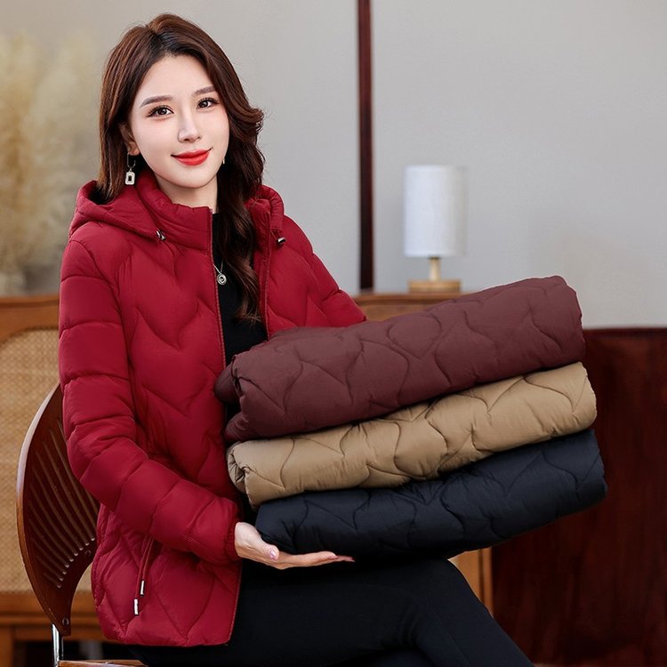 Capa de algodón de pluma para mujeres corto 2024 nuevo invierno grueso chaqueta de algodón pequeño abrigo coreano suelto grueso abrigo de algodón cálido