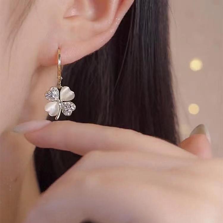 행운의 4 잎 클로버 귀걸이 여성의 2025 새로운 유행 틈새 디자인 센스 고급 가벼운 럭셔리 콜드 스타일 독특한 귀걸이