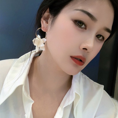 Niche designer-style jasmine white and coffee French retro floral earrings, niche exaggerated petal temperament ear accessories