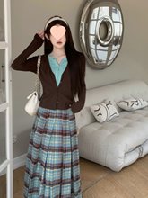 大码女装微胖女生穿搭春季复古显瘦针织衫开衫格纹百褶长裙两件套