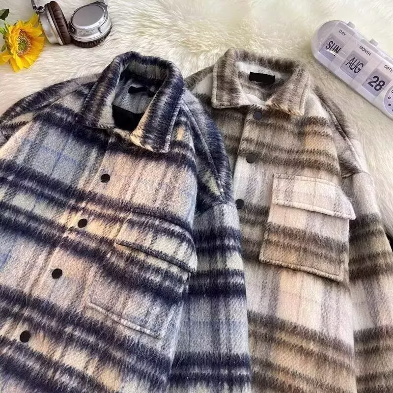 Wholesale niche men's long-sleeved loose-fitting plaid pocket shirt with lapel collar, suitable for autumn and winter, and thickened plaid shirts and overcoats.