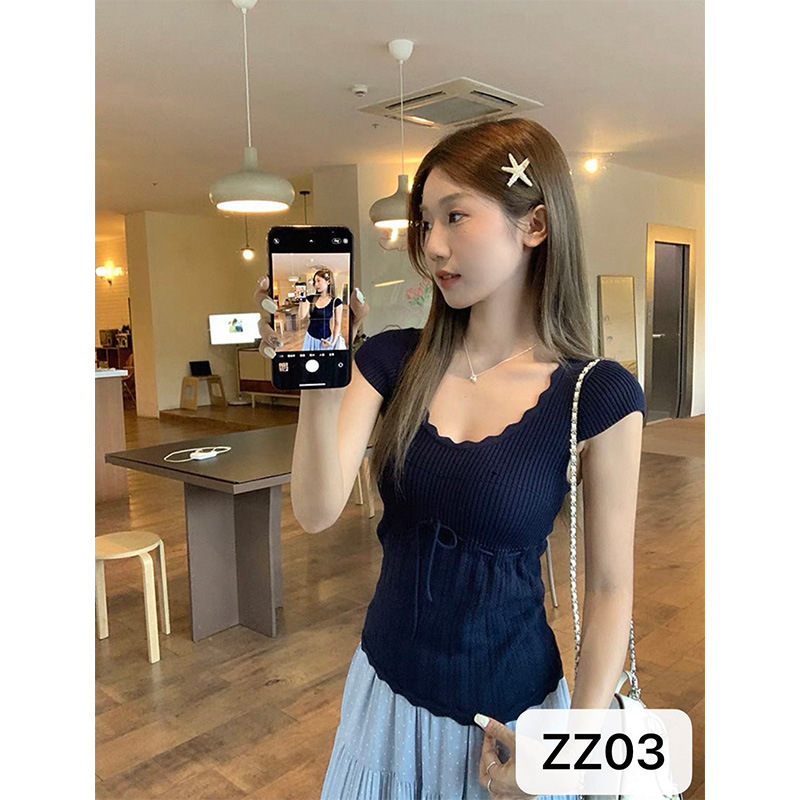 夏の女性のニット通気性半袖Tシャツは、スリムなウエスト、ファッショナブルな女性、甘くてかわいい気質、そして高級感を示しています。|undefined