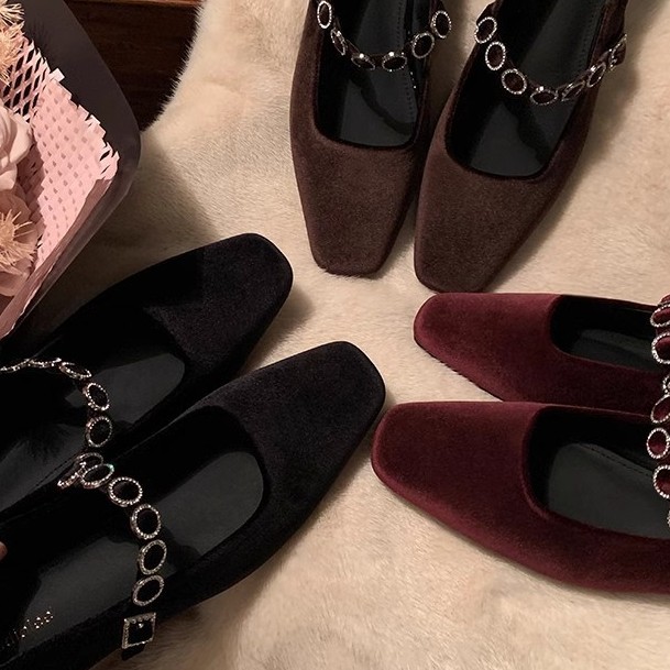 Nuevos zapatos de tacones altos franceses de cabeza cuadrada de invierno de la uva con tacones bajos de camisa Mary Jane.