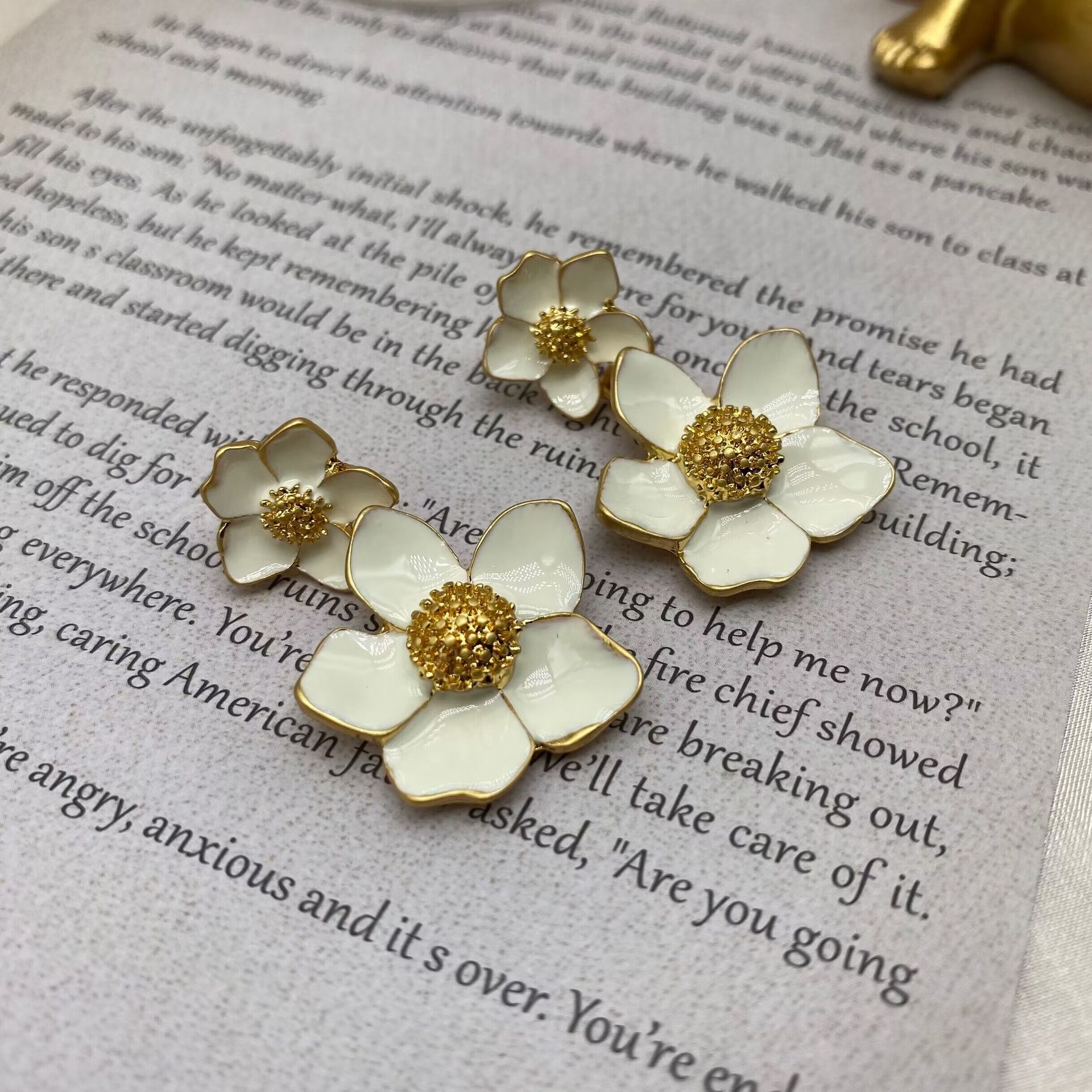 1 Pair Retro Flower Plating Alloy Drop Earrings display picture 5