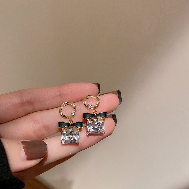 銀針欧米の誇張した愛のピアスは贅沢で高級感のあるイヤリングです。