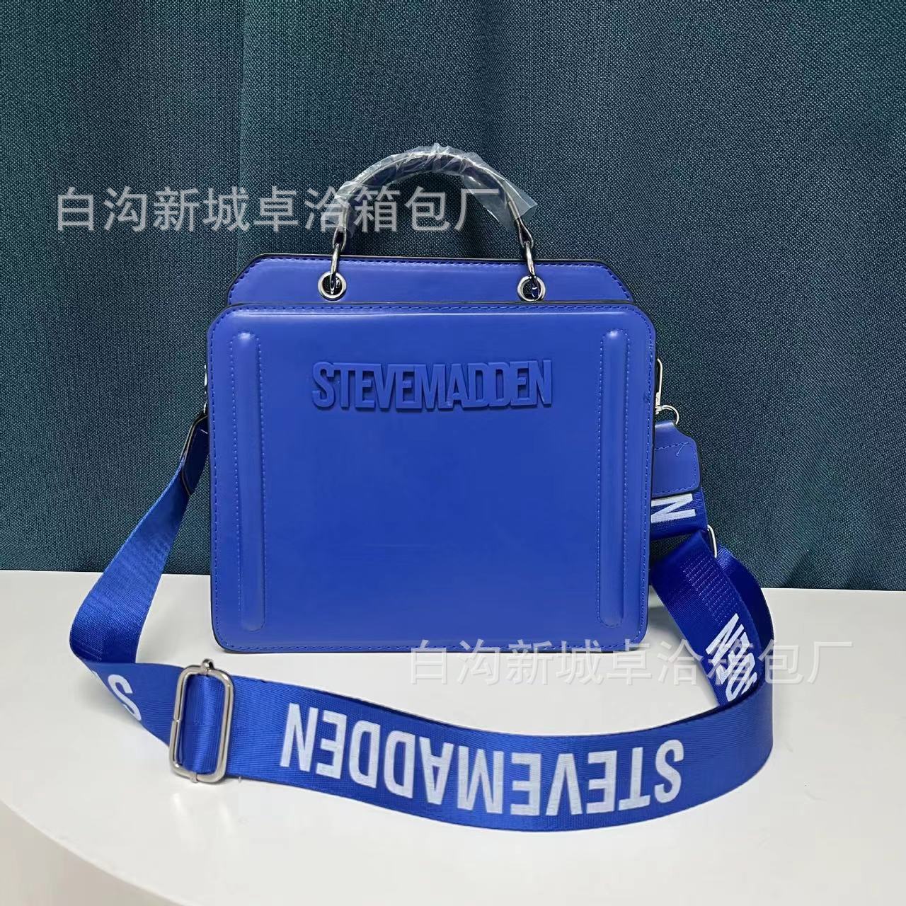 진한 파란색