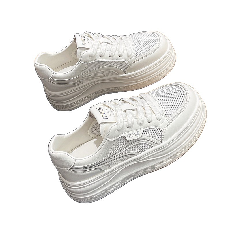 Zapatos blancos transpirables de verano para mujeres en 2026 nueva versión coreana de zapatos deportivos casuales ultraligeros y gruesos.