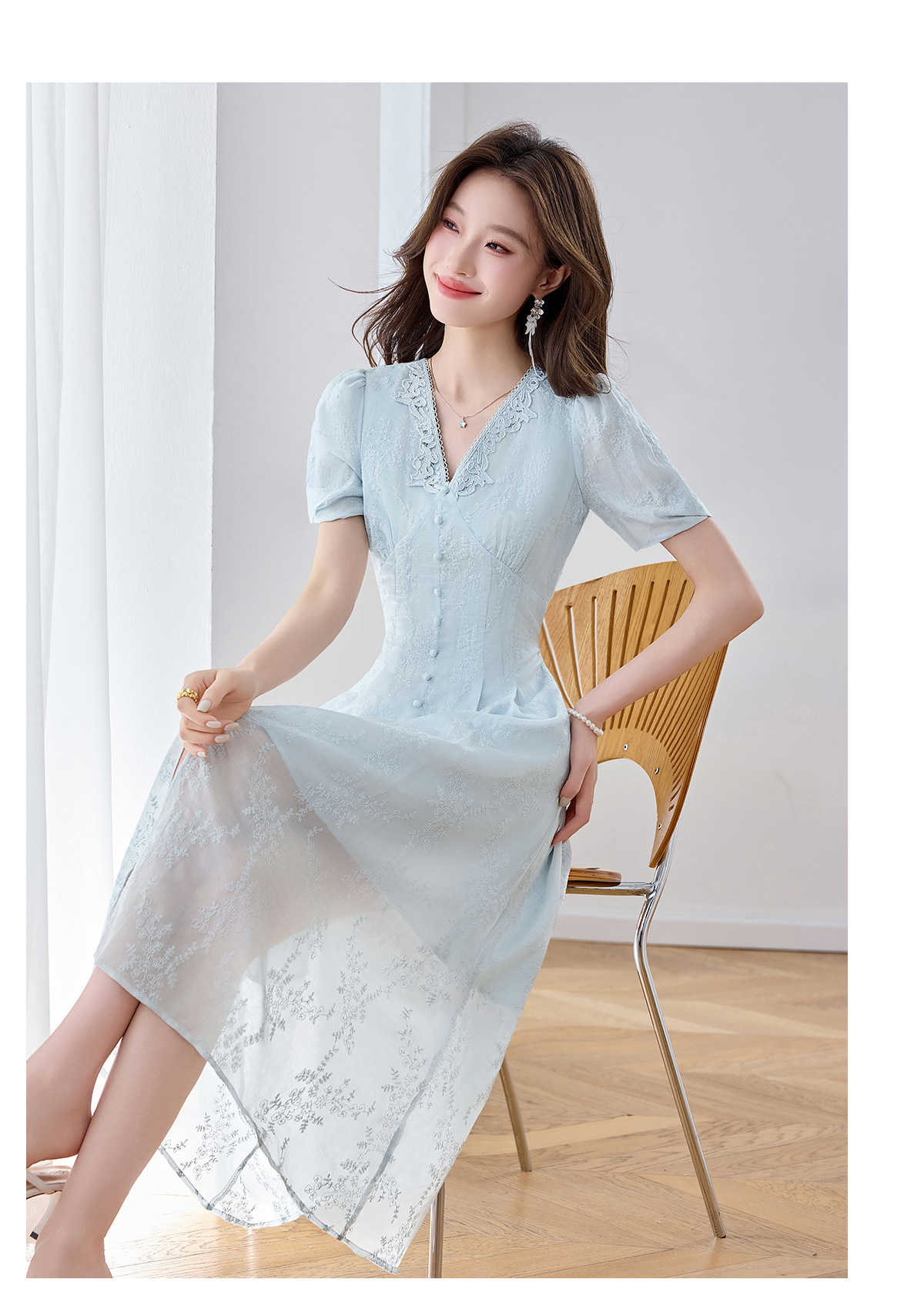 Đầm maxi nữ thêu hoa cổ V thắt eo phong cách cổ điển dài — màu xanh nhạt, màu sắc chi tiết 15