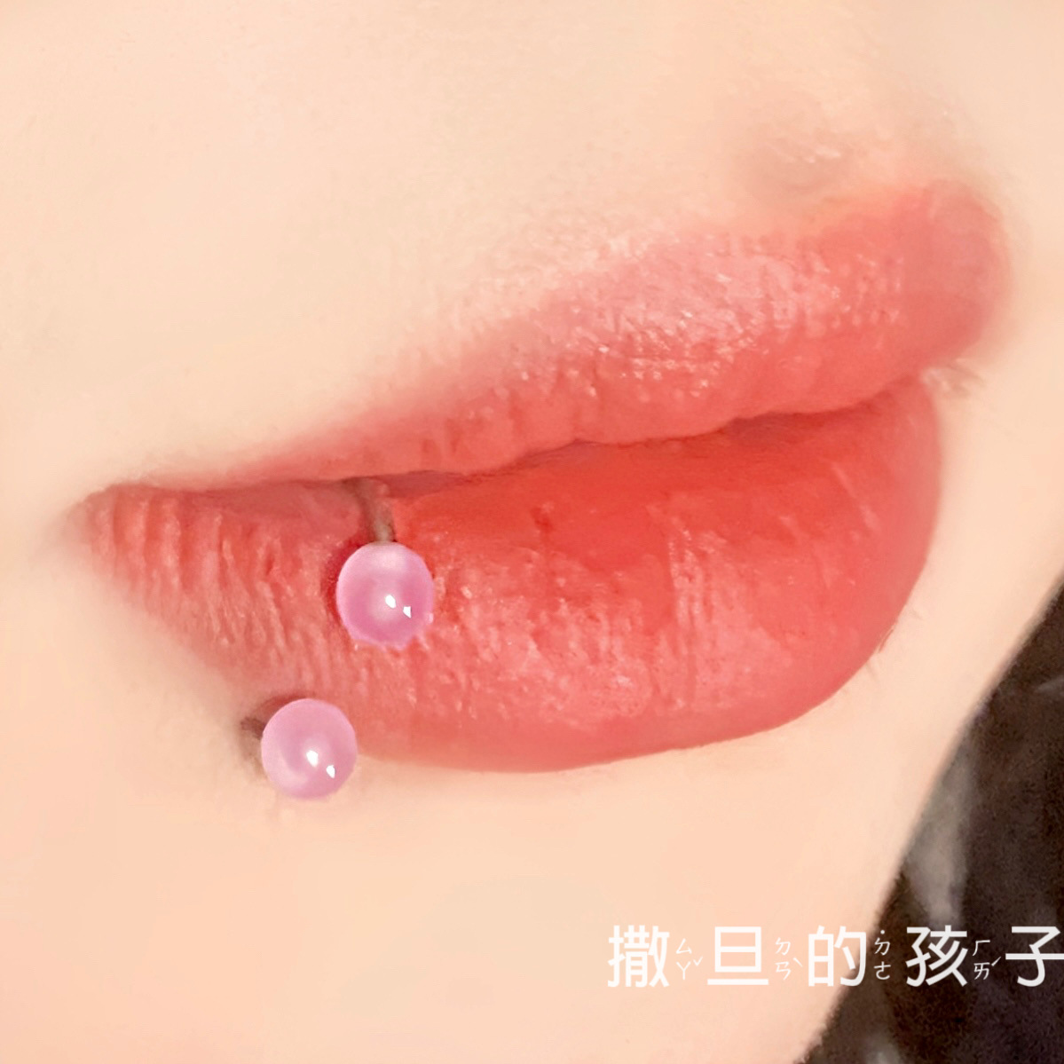 16G labret stud size and finish detail